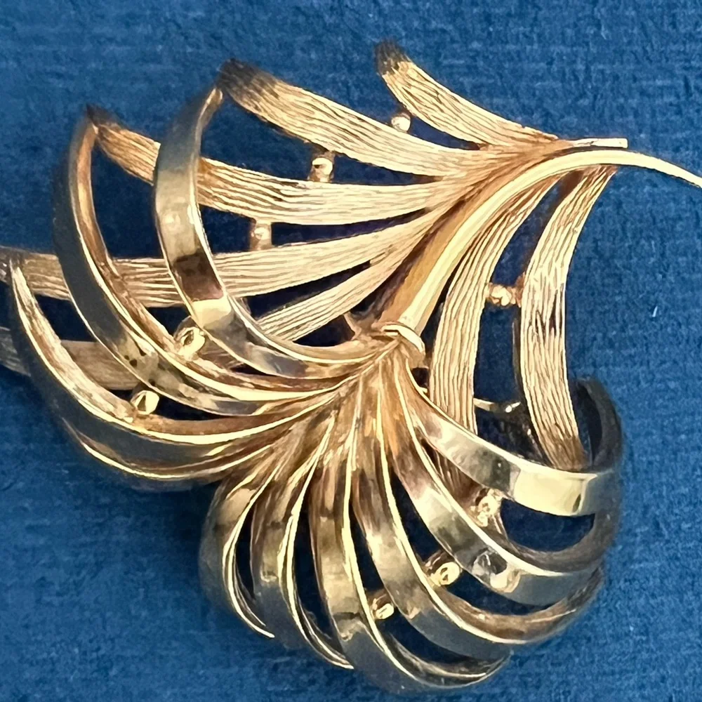 Huge Gold Tone Crown Trifari Feather or Leaf Plume Mid Century Brooch - Picture 5 of 6